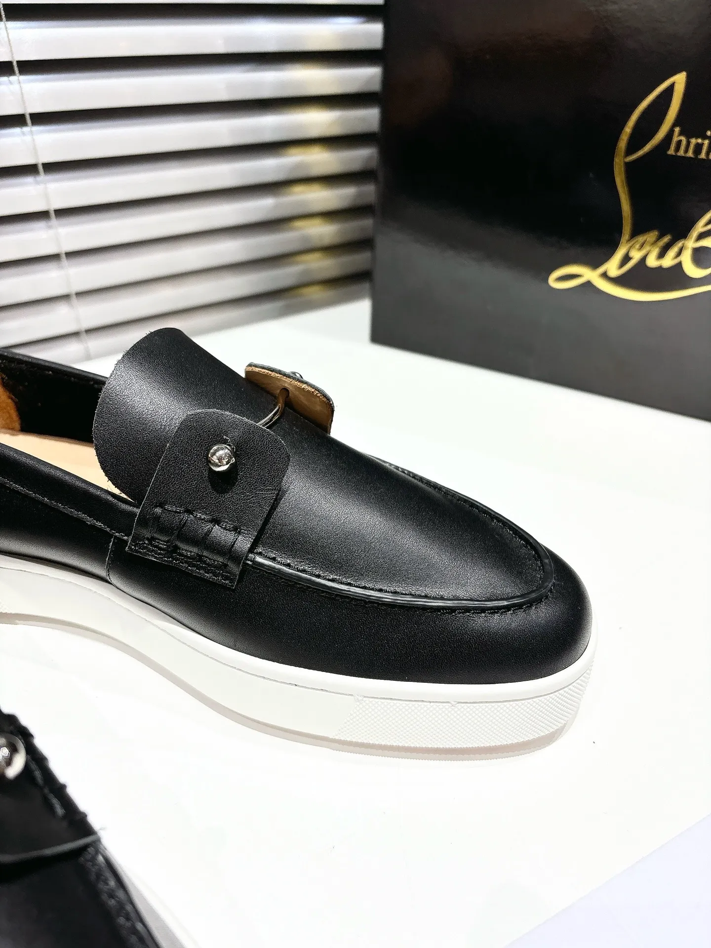👟👟Ex-factory price 680👟👟 ╔Loft beaded black leather cover╗ ·Top version customization·2025𝐬𝐬 𝑪𝒉𝒓𝒊𝒔𝒕𝒊𝒂𝒏 𝑳𝒐𝒖𝒃𝒐𝒖𝒕𝒊𝒏 ▪️No matter the last shape, fabric, diamonds, nails, lining, outsole, they are as close as possible to ZP... ▪️The original sole is specially provided by the original factory ▪️The lining is imported water-dyed cowhide ▪️Private customization time is about 3-7 days —————— Size: Women's 35M-41M Men's 38M-47M, half size can be customized